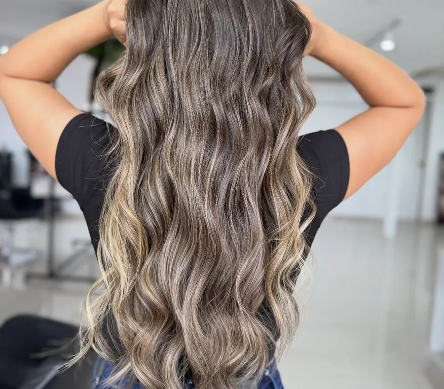 Cabello largo ondulado con rubios de distintos matices