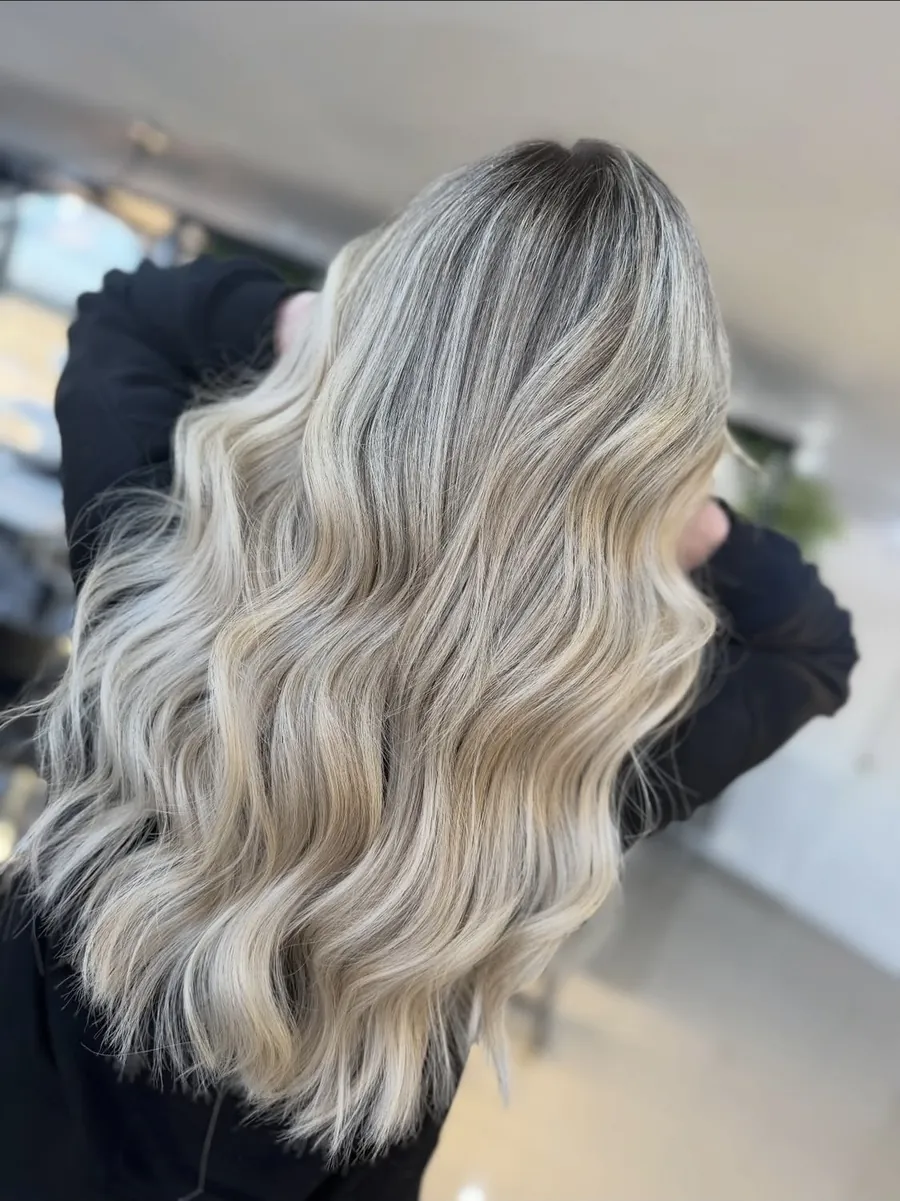 Rubio frío platinado en ondas, visto de espalda